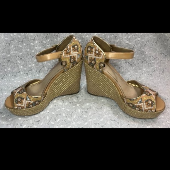 👡 Circus by Sam Edelman Geometric Embroidered Gold Wedge Sandals sz 7.5 - Picture 4 of 7